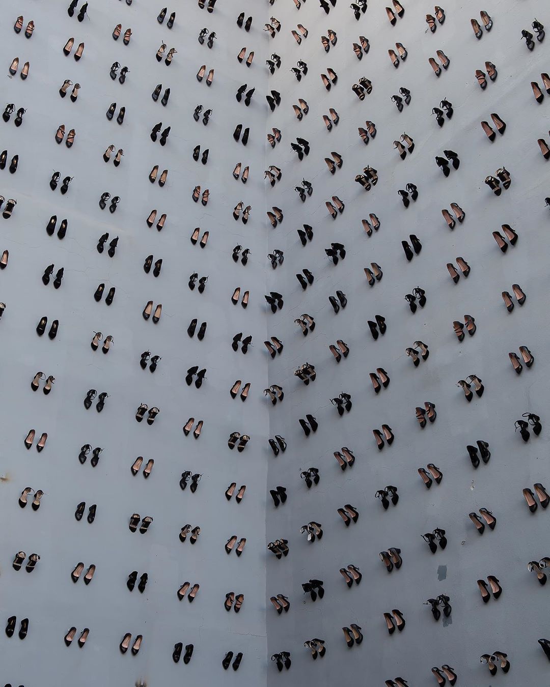 440 par butów upamiętniających 440 ofiary przemocy domowej. Wstrząsająca instalacja na ścianie tureckiego budynku