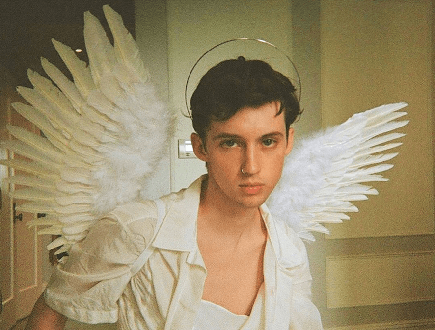 9 fantazyjnych strojów Troye'a Sivana. Estradowy styl gwiazdy młodego pokolenia to czyste złoto