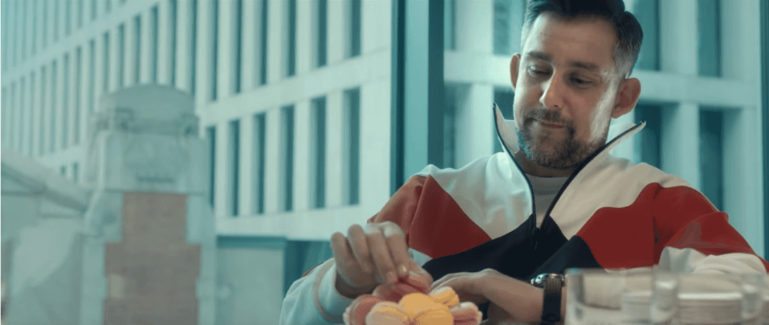 Sokół rewolucjonizuje pracę w korpo w viralowym spocie Samsunga