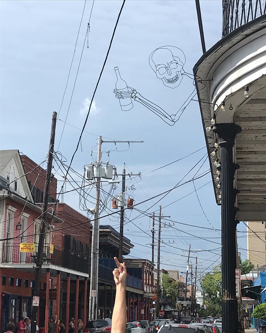 Amerykański artysta uliczny robi efektowne dzieła sztuki z drutu. Komentuje nimi współczesny świat