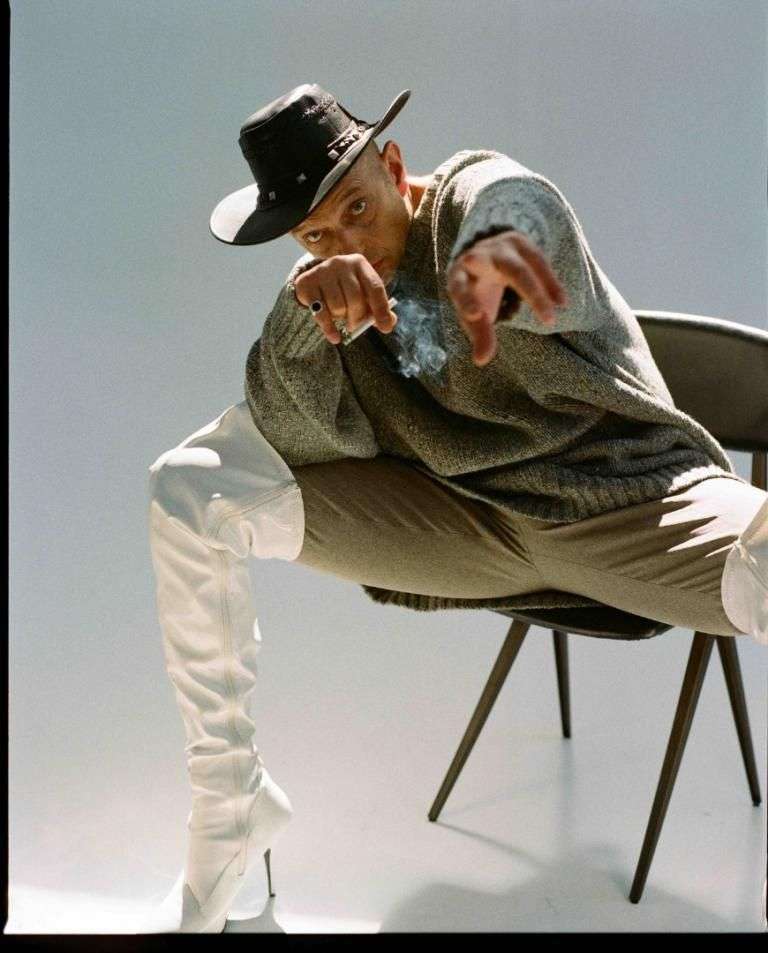 „Aktor to żaden mędrzec ani autorytet”. Janusz Chabior o swojej pracy, wychowywaniu społeczeństwa i social mediach