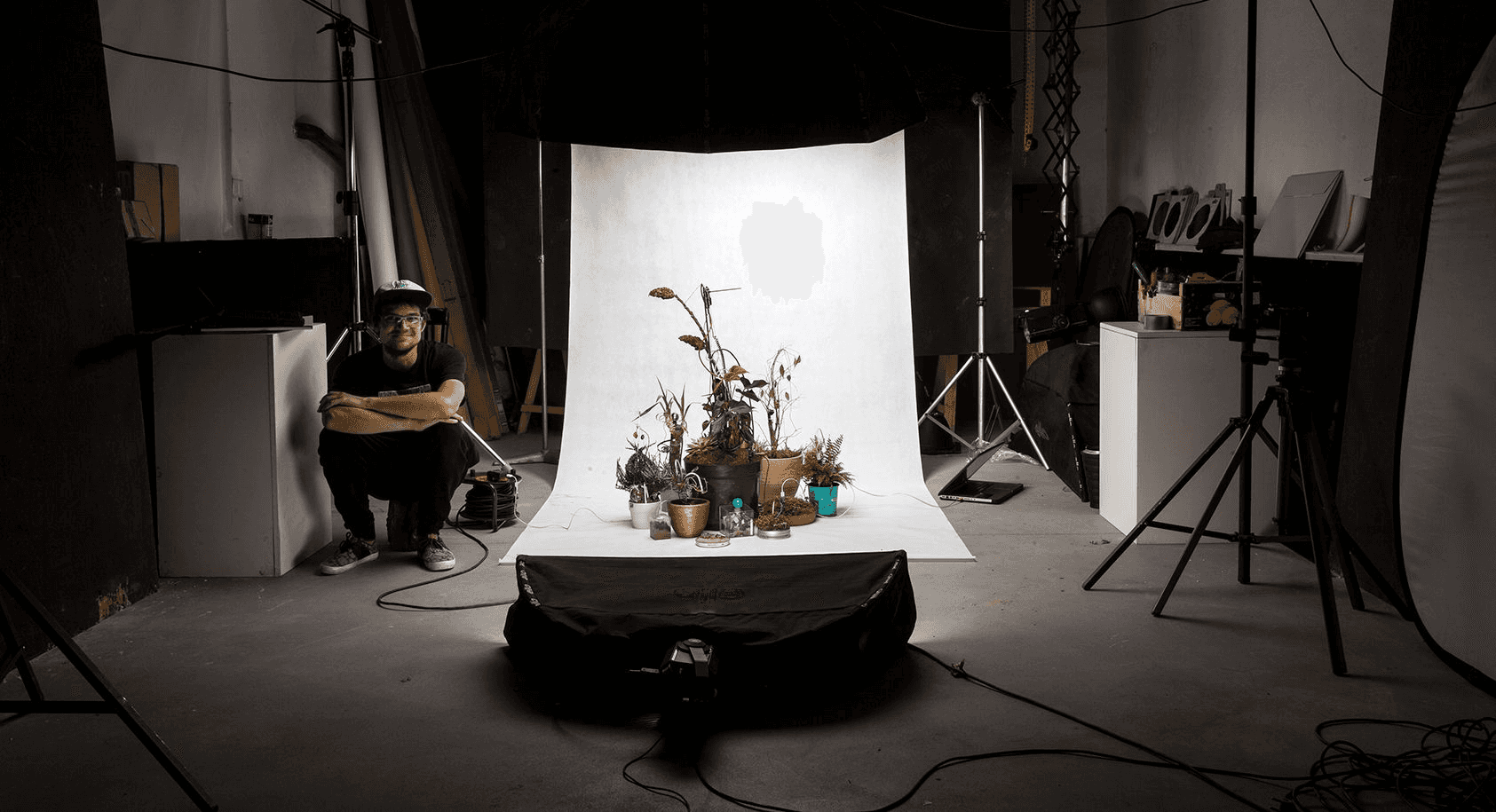 Kuba Garścia – artysta, który założył kwiaciarnię eksperymentalną w duchu upcyklingu. Łączy sztukę, naturę i technologię