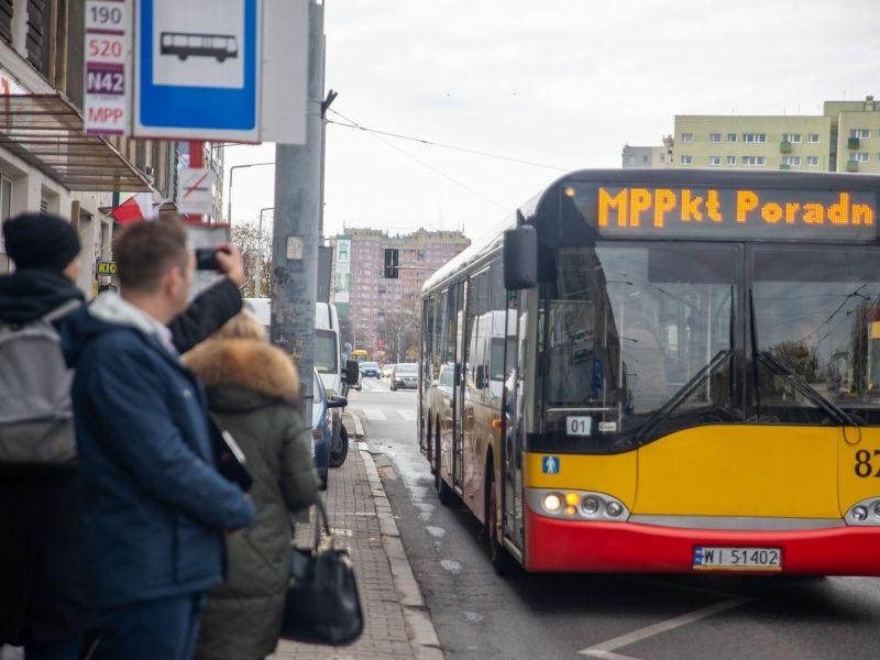 Autobus dla osób bezdomnych znów jeździ po Warszawie. Zapewnia transport do placówek, ciepły napoje i poradnictwo
