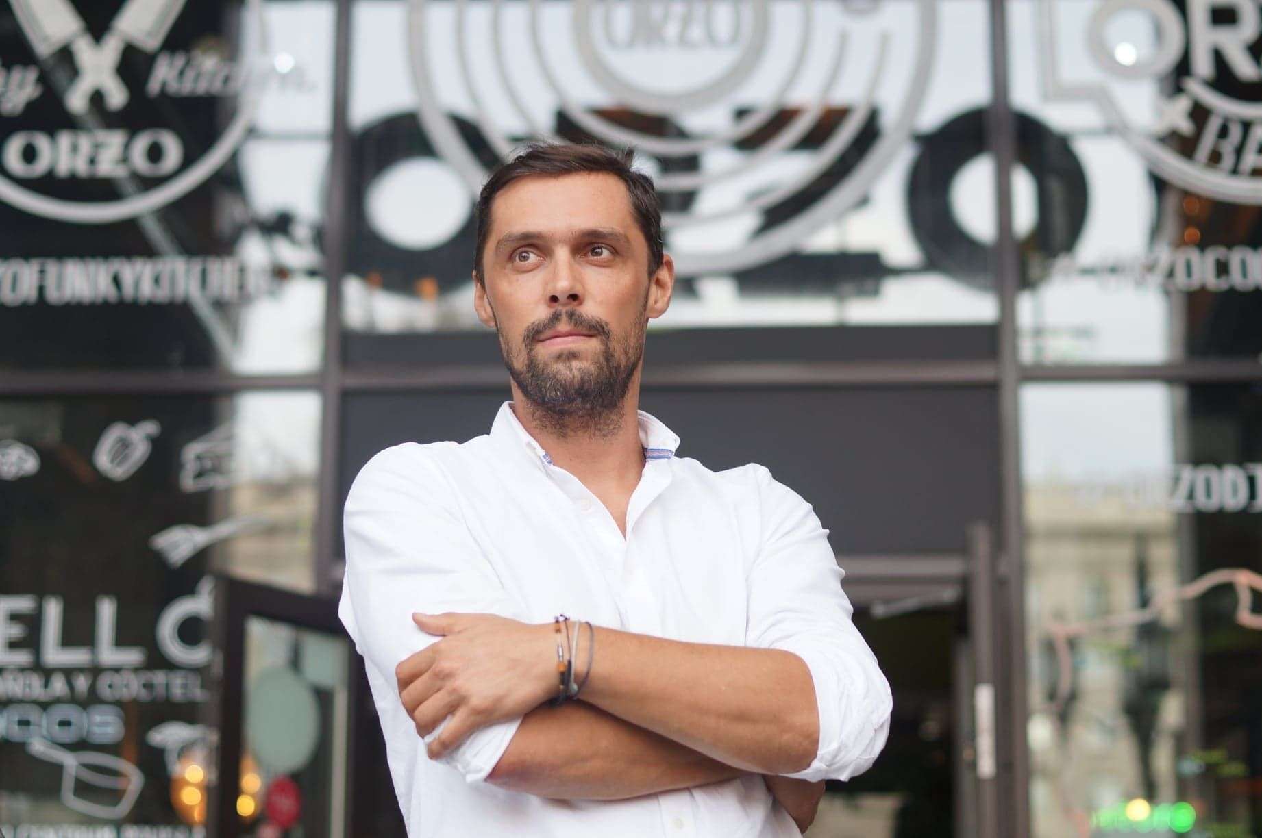 Nowe smaki i dania w restauracji ORZO. O naturalnej prostocie rozmawiamy z Maćkiem Żakowskim