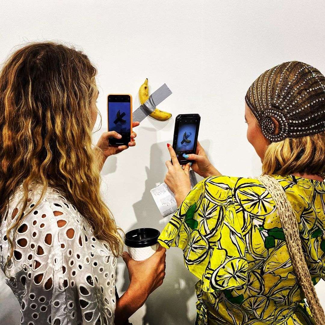 Maurizio Cattelan sprzedaje banany przyczepione do ściany za 120 tysięcy dolarów