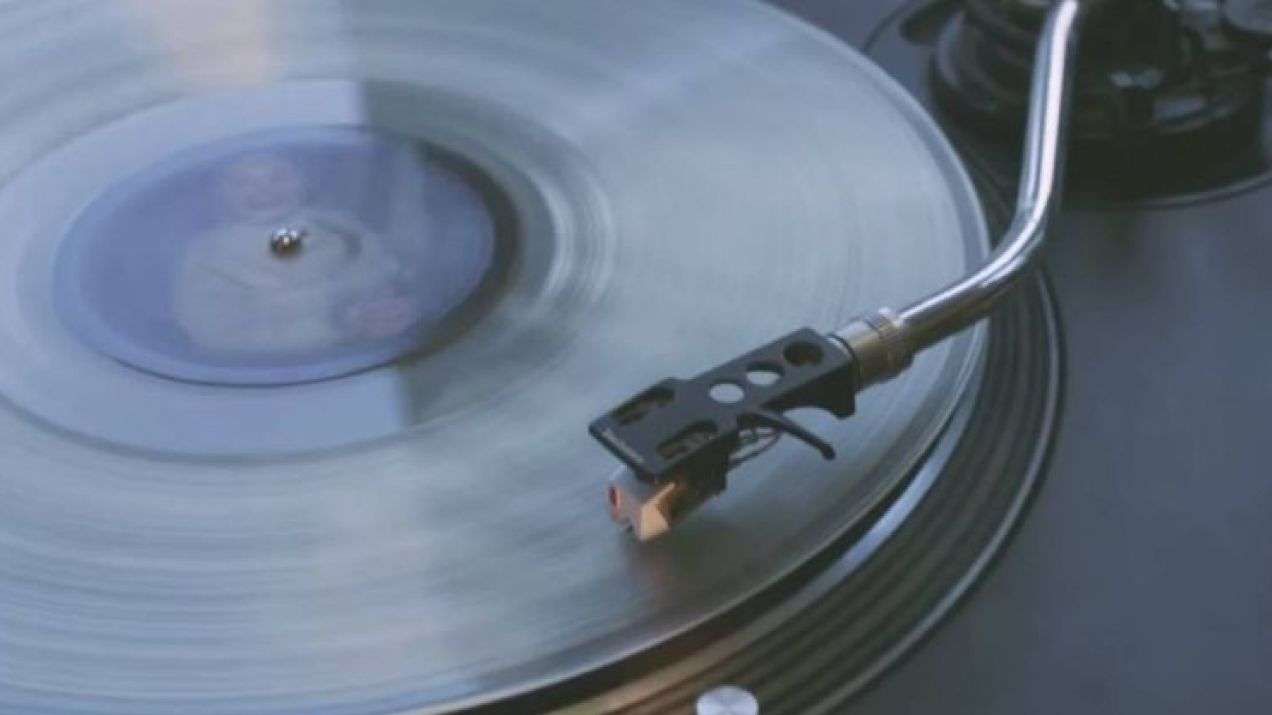 Prochy zmarłych w płytach winylowych – wspomnienie bliskich w dźwiękach