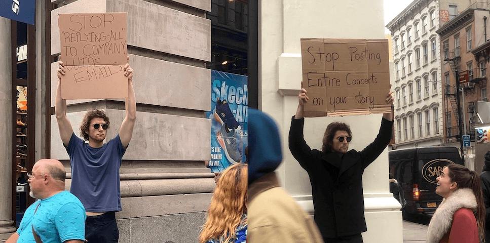 Nowojorczyk pozuje na ulicy ze sloganami mówiącymi o tym, co go irytuje. Zdobył wielką sławę