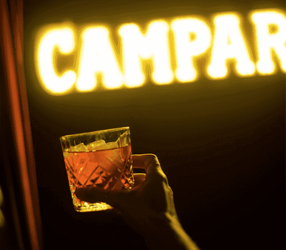 Trwają obchody 100-lecia koktajlu Negroni – w ustronnym Campari Pop Up Bar otworzyła się galeria sztuki