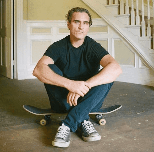 Joaquin Phoenix jest wkurzonym, świadomym eko-bohaterem, którego potrzebujemy