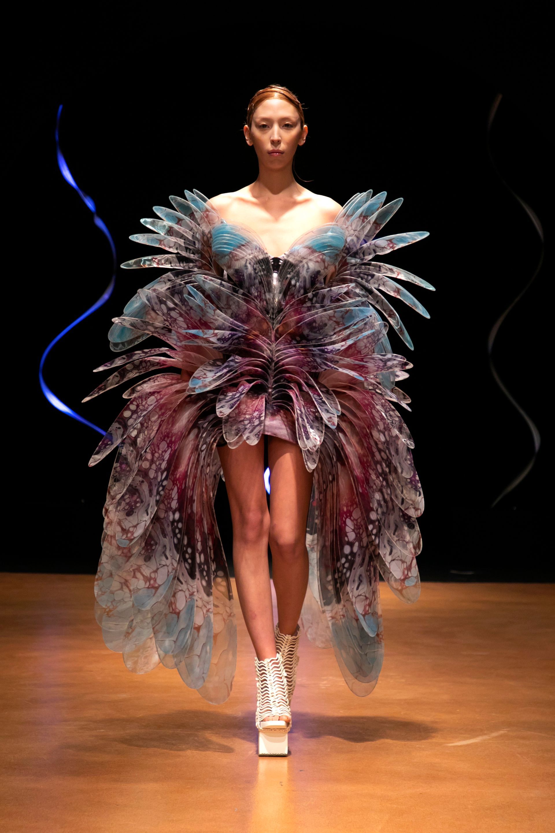 Wycięte laserem suknie wydają się unosić w powietrzu. Iris van Herpen wraca z kolekcją inspirowaną układem nerwowym