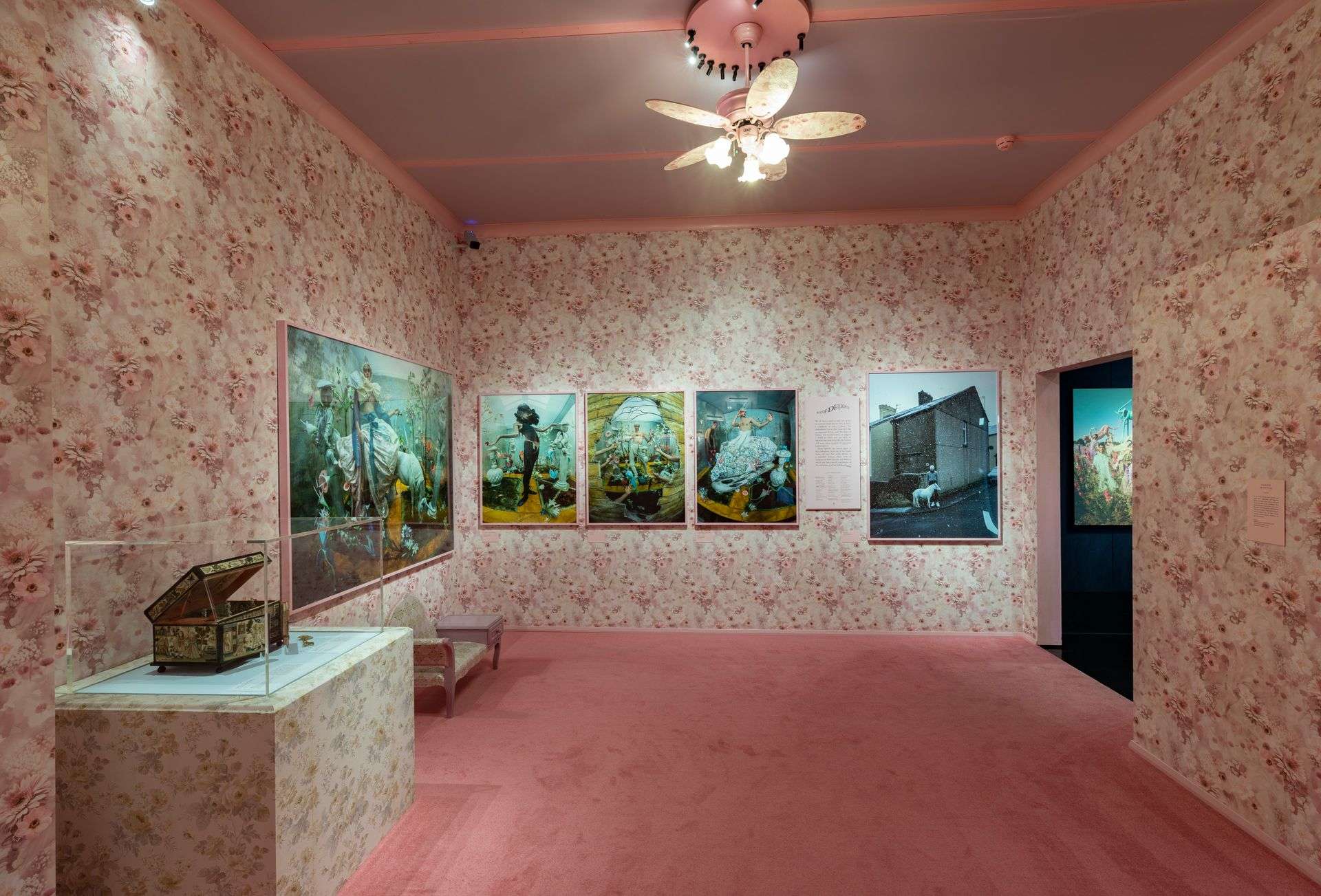 Wybraliśmy trzy rewelacyjne międzynarodowe wystawy o modzie, które warto odwiedzić