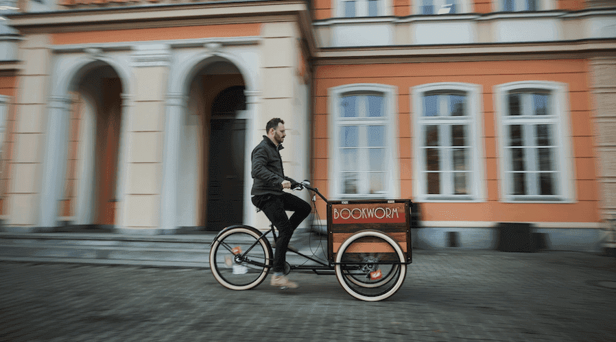 Polska biblioteka dostarcza czytelnikom książki na rowerze