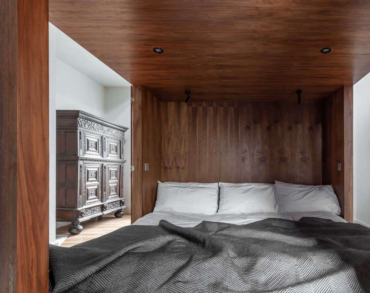 Wielopoziomowy, przestronny buduar dla trojga – można w nim spać, ćwiczyć jogę i pić whisky