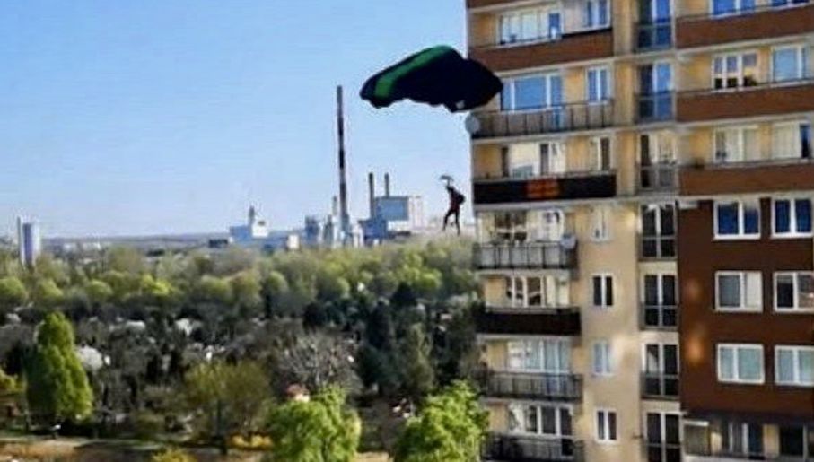 W Warszawie dwóch mężczyzn skoczyło ze spadochronem z 20. piętra bloku