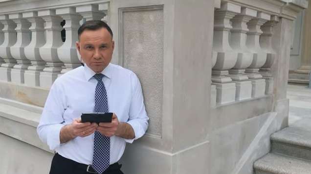 Prezydent Andrzej Duda rapuje w #hot16challenge