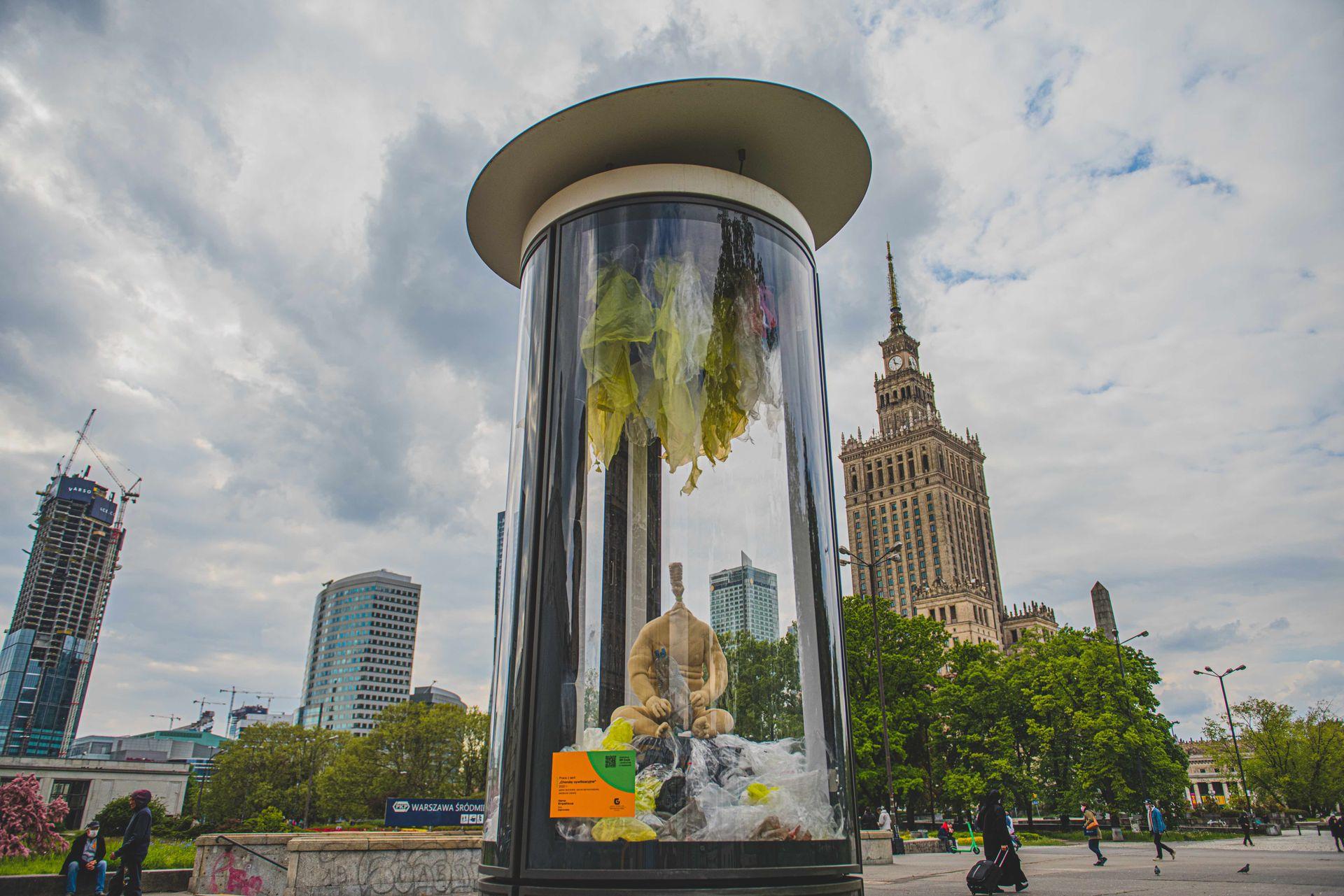 W centrum Warszawy stanęły rzeźby przedstawiające destrukcyjny wpływ człowieka na środowisko