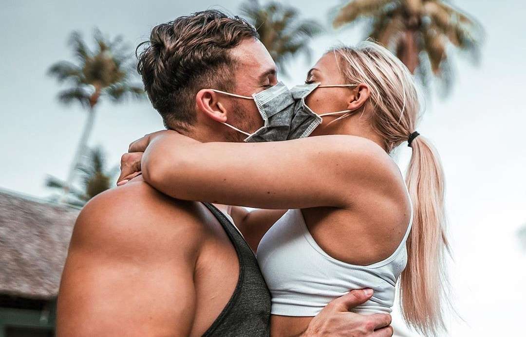 Naukowcy z Harvardu radzą, żeby uprawiać seks w maseczkach