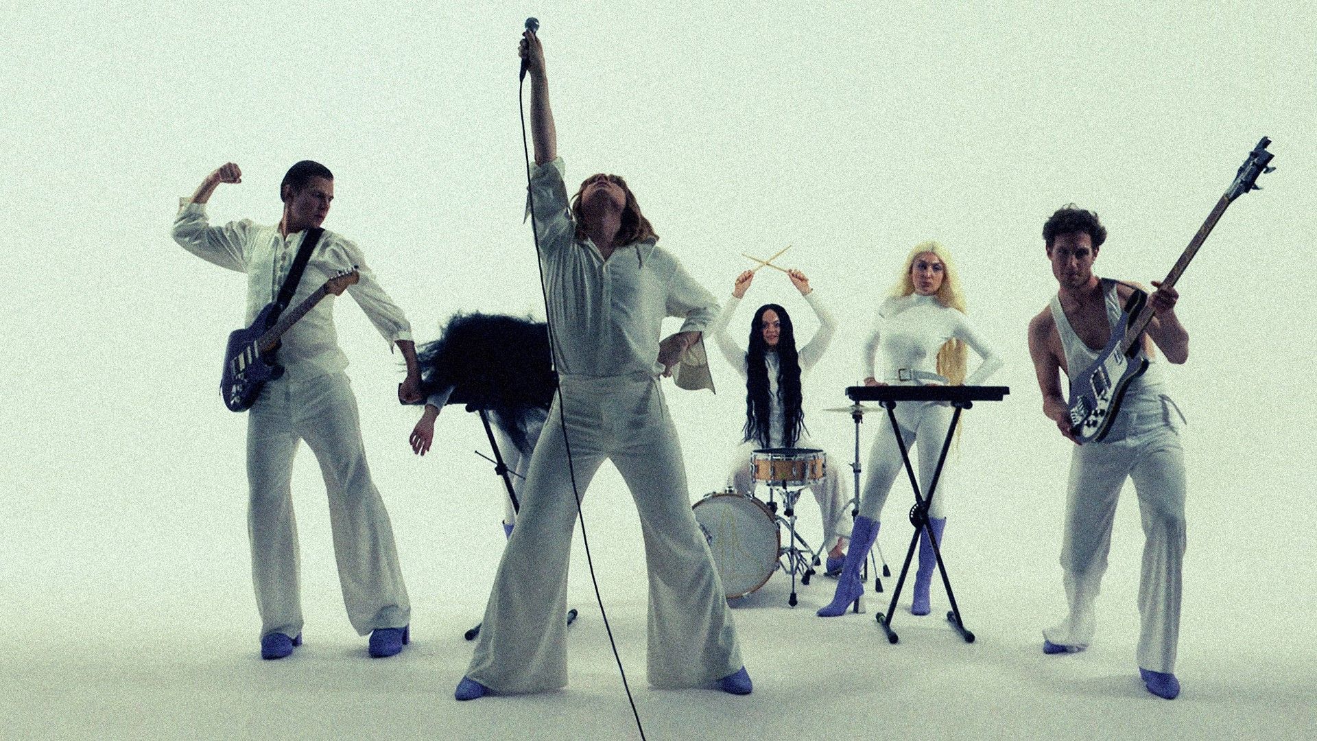 Ralph Kaminski prezentuje nowy, taneczny klip do utworu "Autobusy"