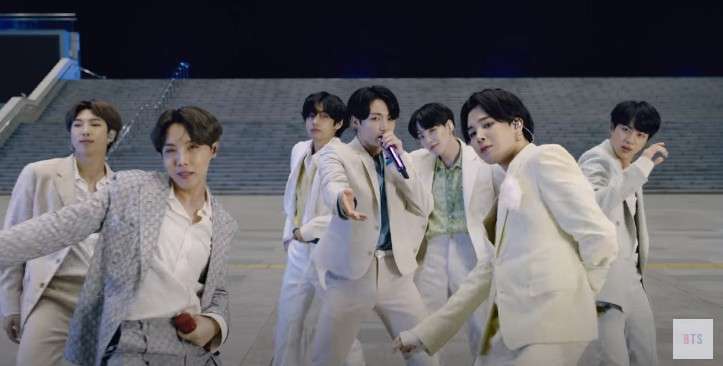 Prowadzący TVP o koreańskim zespole: "Lodziarze". Fani odpowiedzieli internetowym atakiem