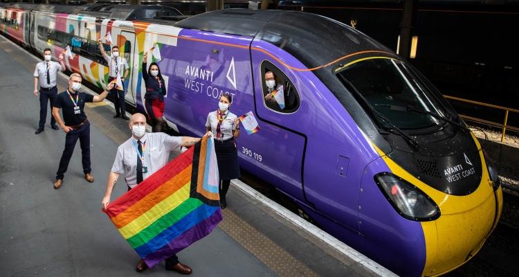 Tęczowy pociąg wyruszył w trasę. Możemy pozazdrościć Wielkiej Brytanii otwartości na osoby LGBT