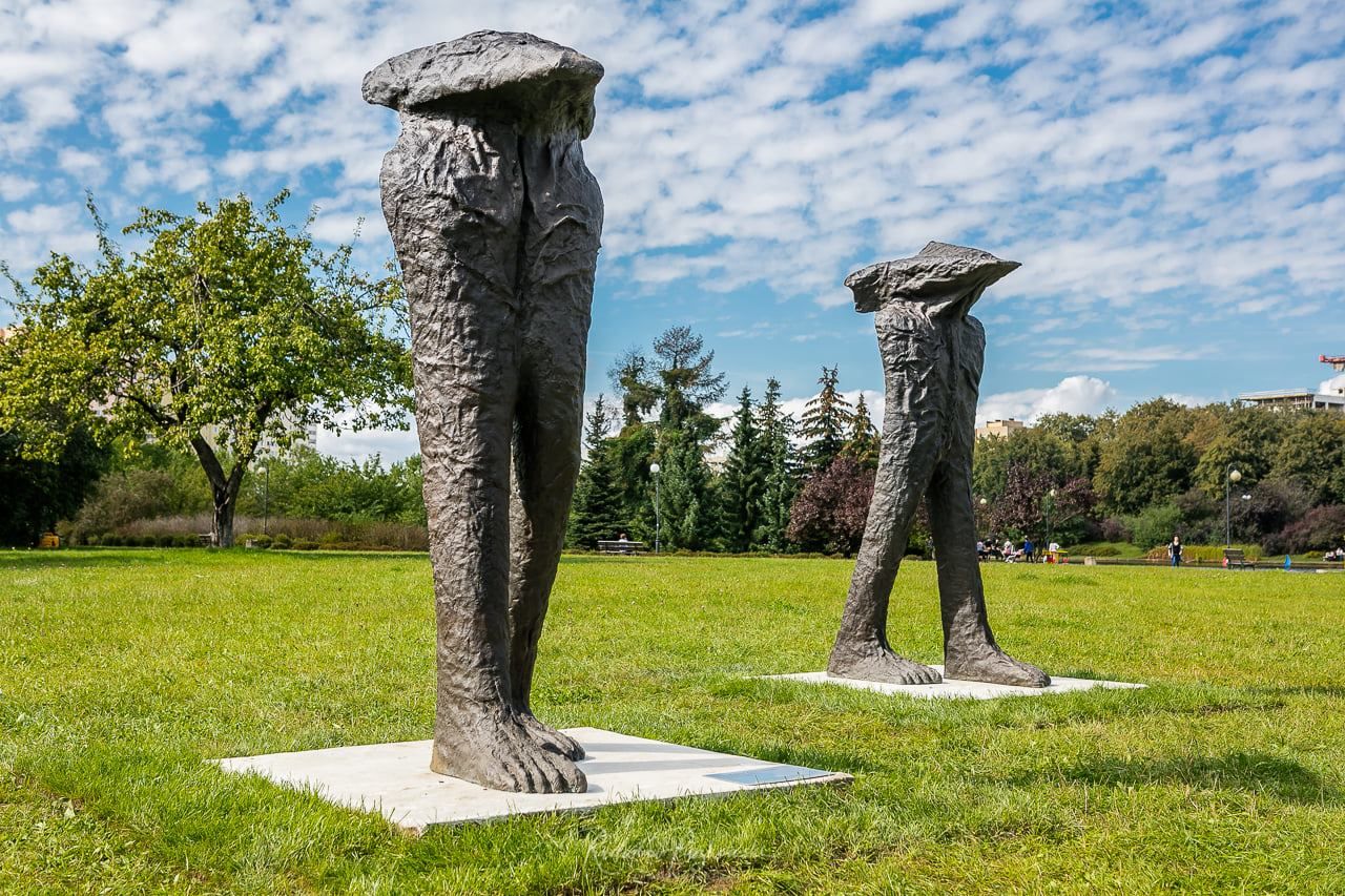 Rzeźby Magdaleny Abakanowicz stanęły w warszawskim Parku Rzeźby na Bródnie