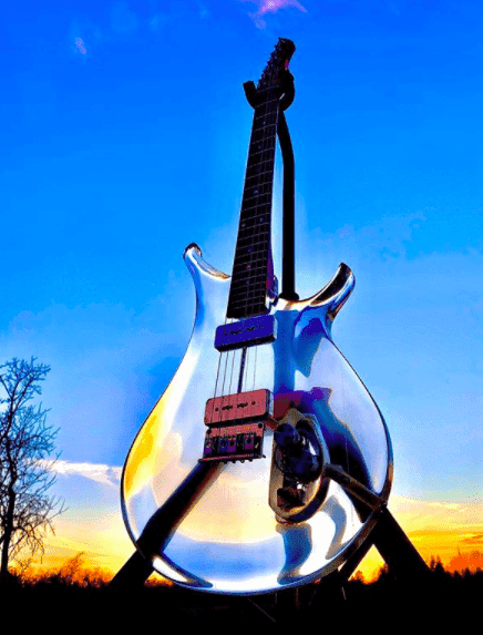 Gitara z soli himalajskiej, kredek lub papieru. Kalifornijski artysta tworzy nietypowe instrumenty