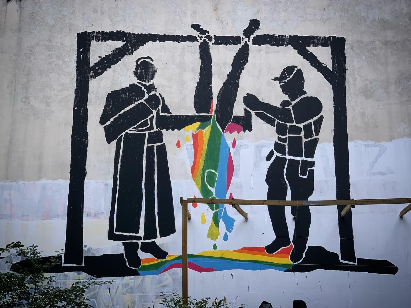 Ksiądz i policjant torturują osobę LGBT na nowym muralu w Warszawie