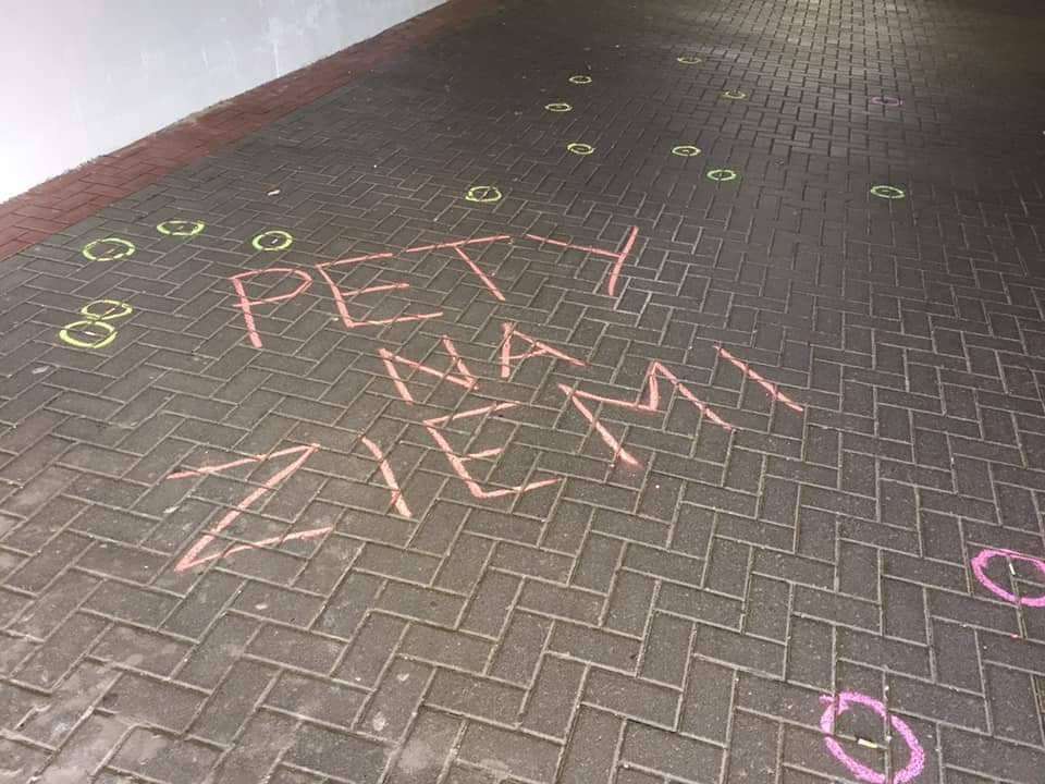 Kreda przeciwko petom na ulicach miast. Każdy może dołączyć się do akcji