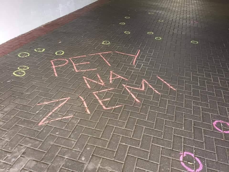 Kreda przeciwko petom na ulicach miast. Każdy może dołączyć się do akcji
