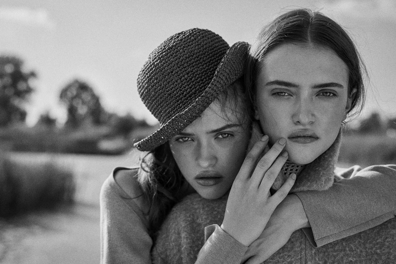 Na zawsze w duecie. Sesja zdjęciowa „Falling at Her Feet” z motywem sióstr bliźniaczek