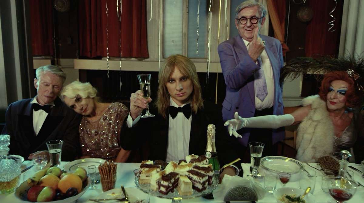 Ralph Kaminski hucznie świętuje swoje urodziny w klipie do „2009"