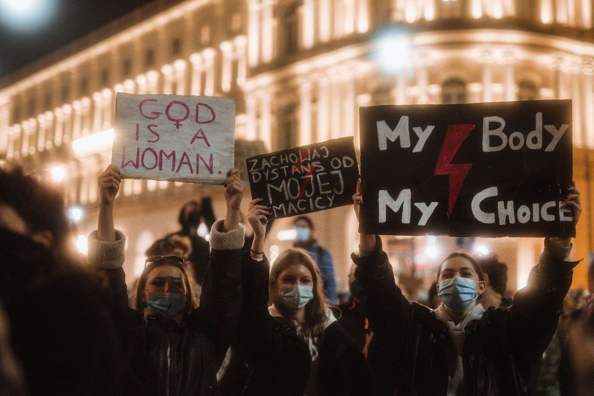 Europejskie państwa zmieniają prawo by wyciągnąć Polki z kryzysu aborcyjnego