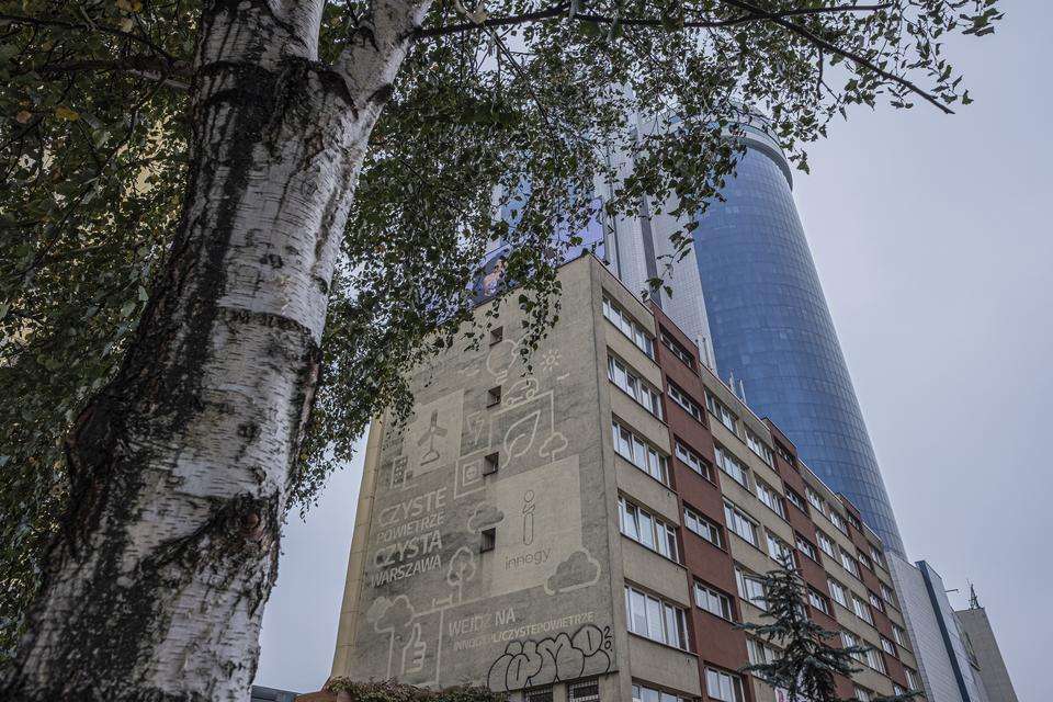 Wodne murale ukazują skalę smogu i brudu, w którym na co dzień żyją warszawiacy