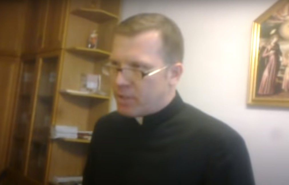 Chłopak nagrał, jak próbuje dokonać apostazji. Postawa księdza może zszokować