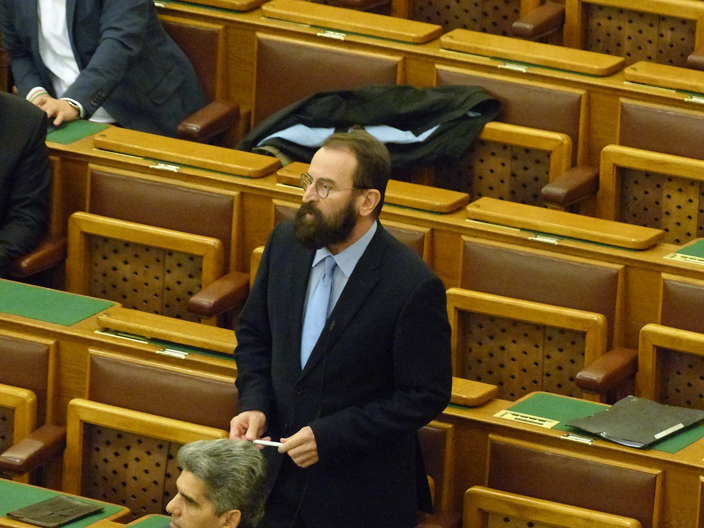 Prawicowy polityk przyłapany na gejowskiej orgii w Brukseli. Organizator twierdzi, że regularnie gościli tam politycy PiS-u