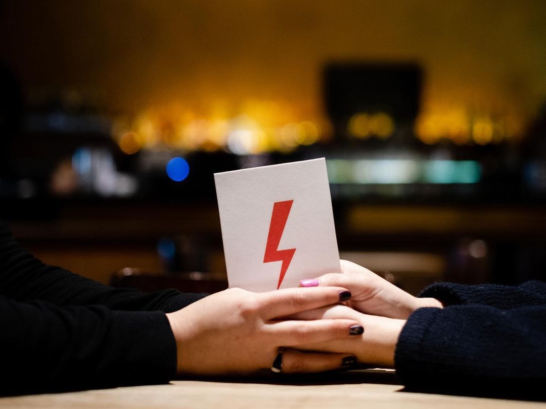 Warszawska klubokawiarnia sprzedaje opłatek ze znakiem Strajku Kobiet