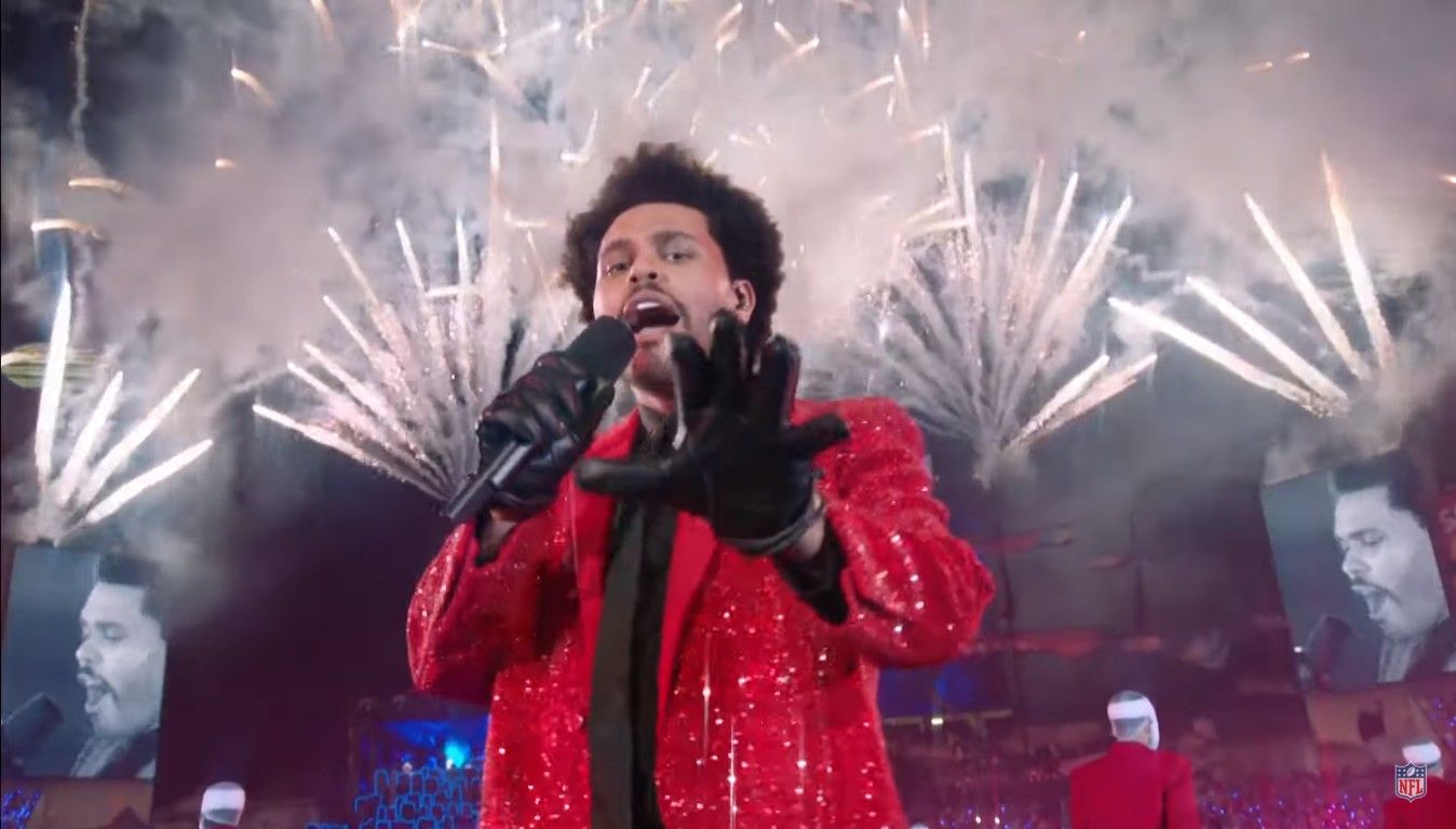 The Weeknd i armia tancerzy z zabandażowanymi twarzami na SuperBowl 2021