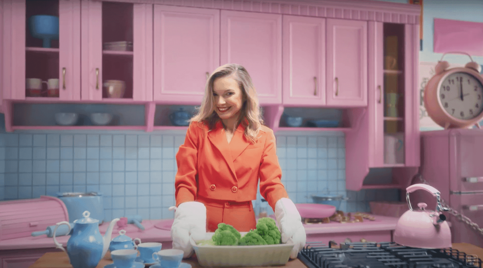 TVP pokazało cukierkowy zwiastun kanału TVP Kobieta. Róż, szpilki, sprzątanie i budka z lodami