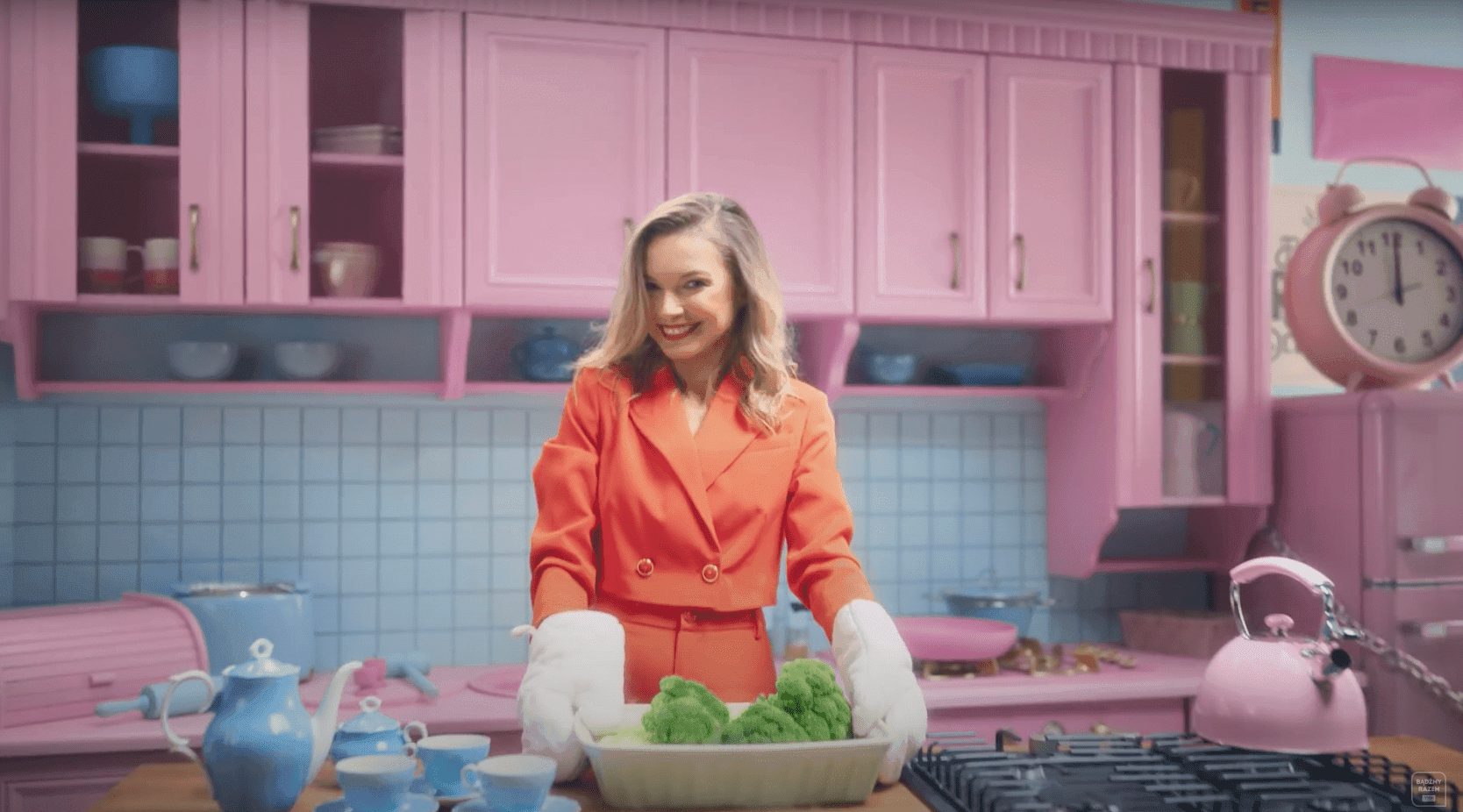 TVP pokazało cukierkowy zwiastun kanału TVP Kobieta. Róż, szpilki, sprzątanie i budka z lodami