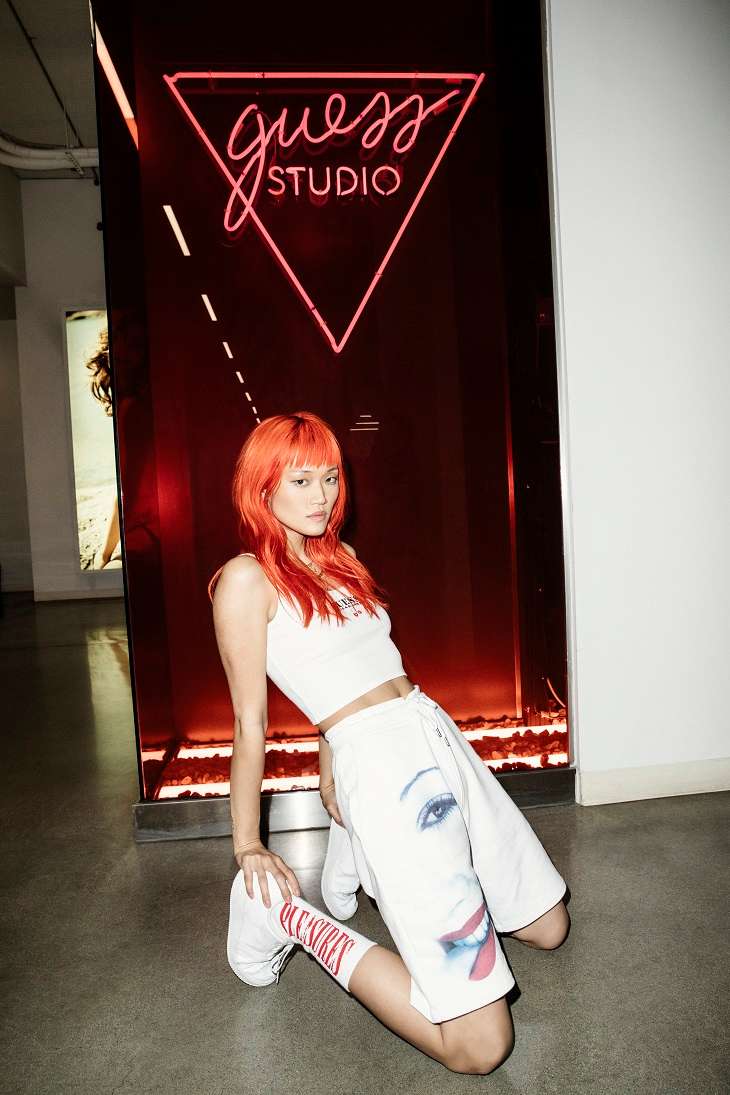 Guess? przedstawia kolekcję Guess Originals x Pleasures Drew Barrymore. Jest nostalgicznie, ale nie tylko!