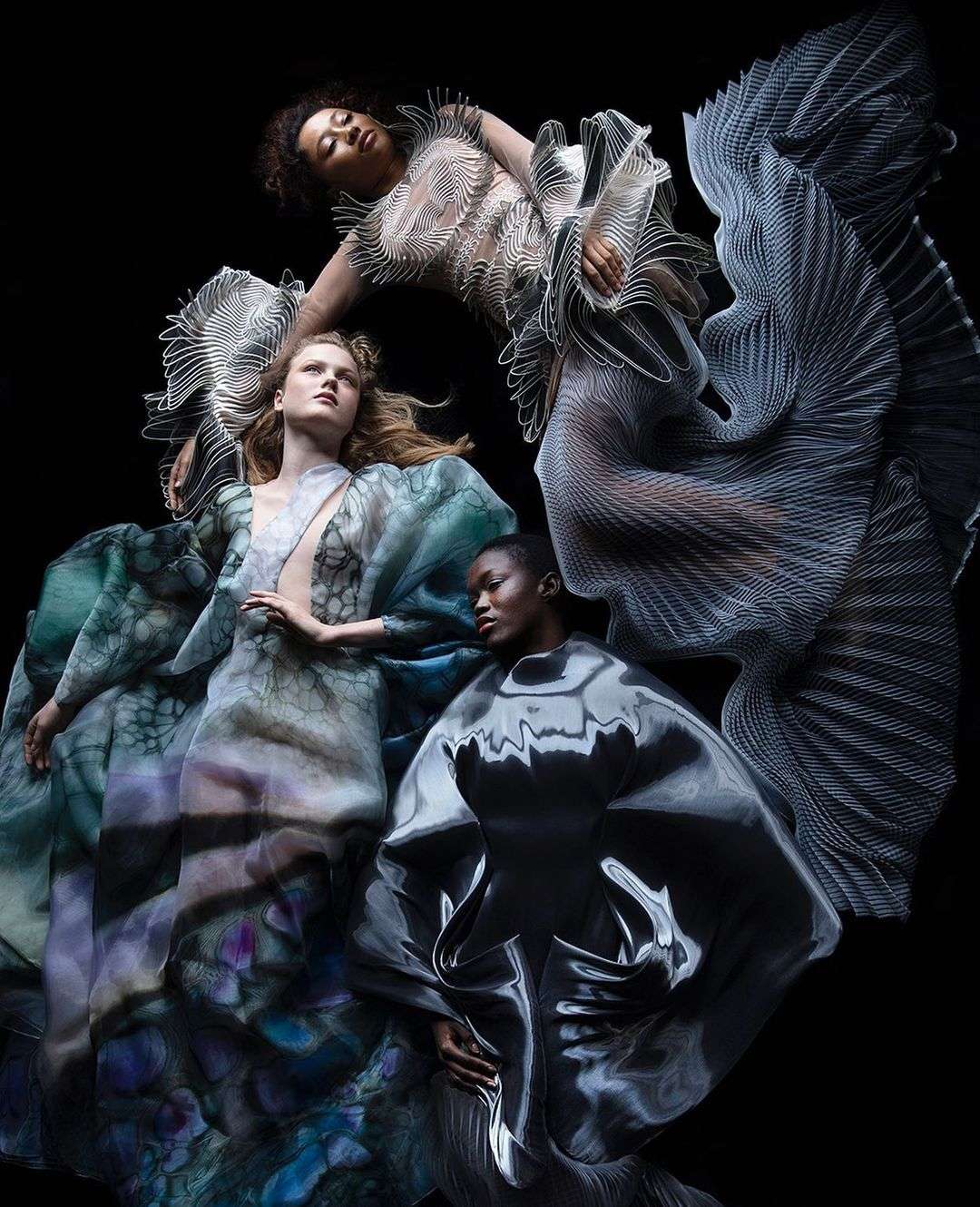 Ucieczka w bezpieczną iluzję piękna. Parę słów o haute couture 2021