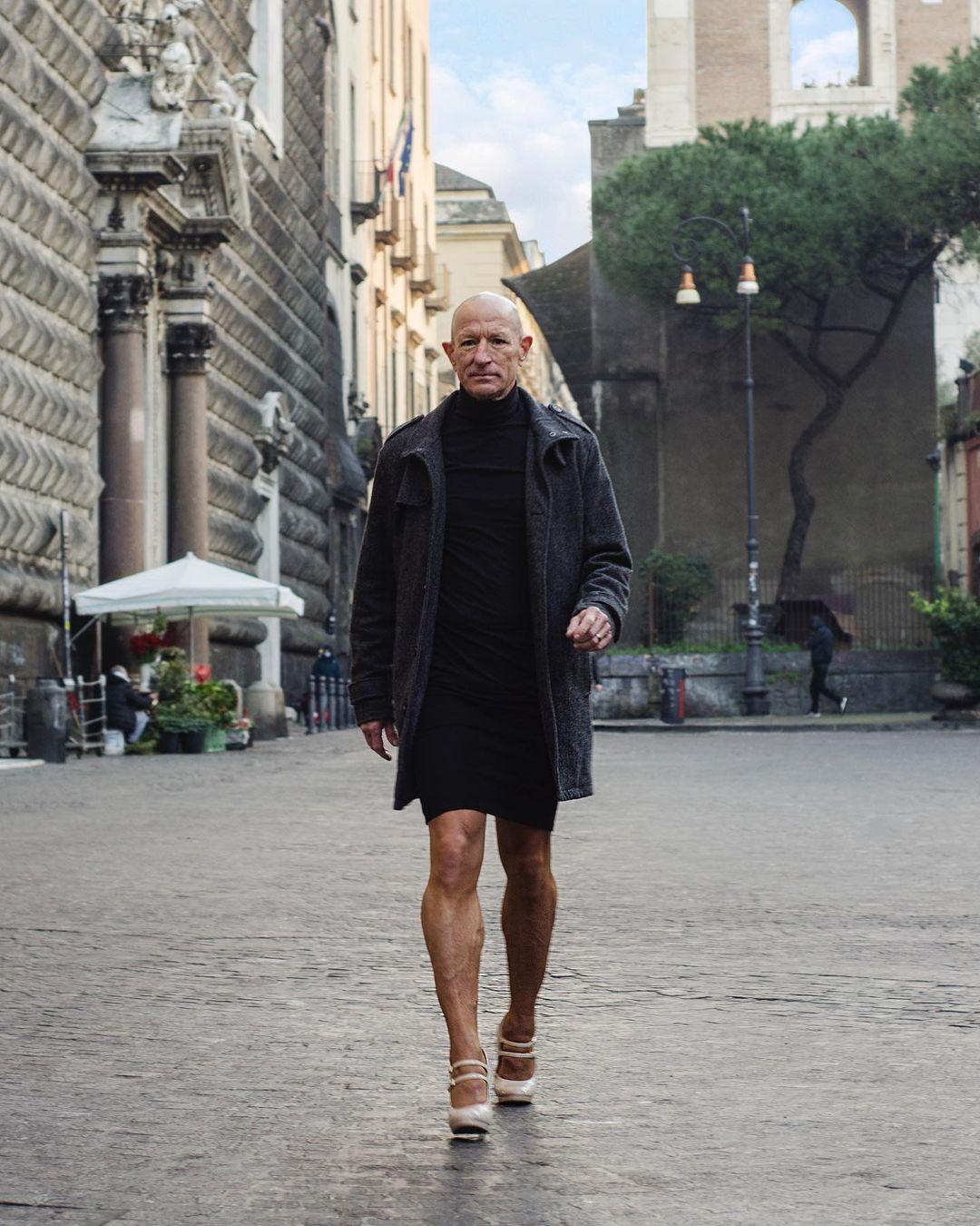 61-latek w spódnicach i wysokich szpilkach. Mark Bryan podbija internet!