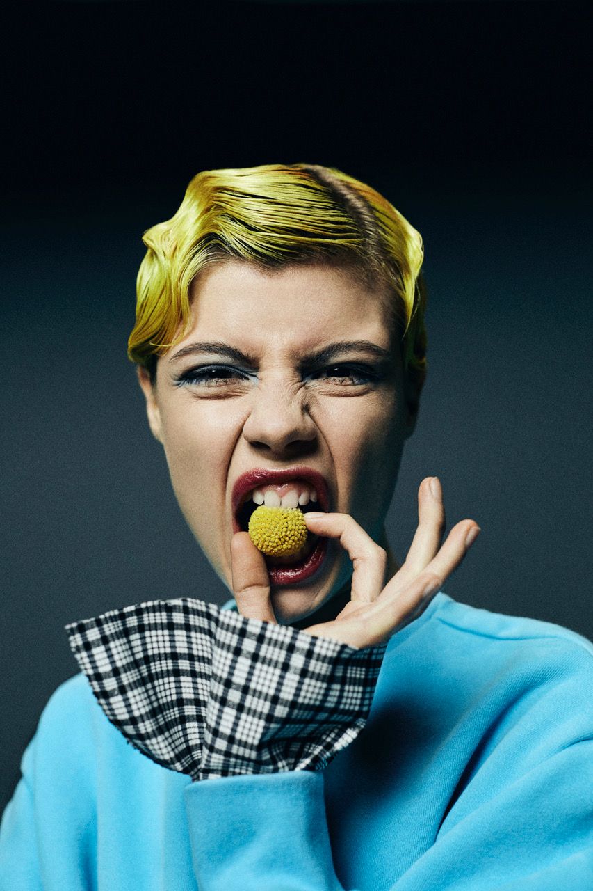 Włosy, kwitnięcie i ekspresja. Takie właśnie są główne motywy sesji Krystiana Lipca