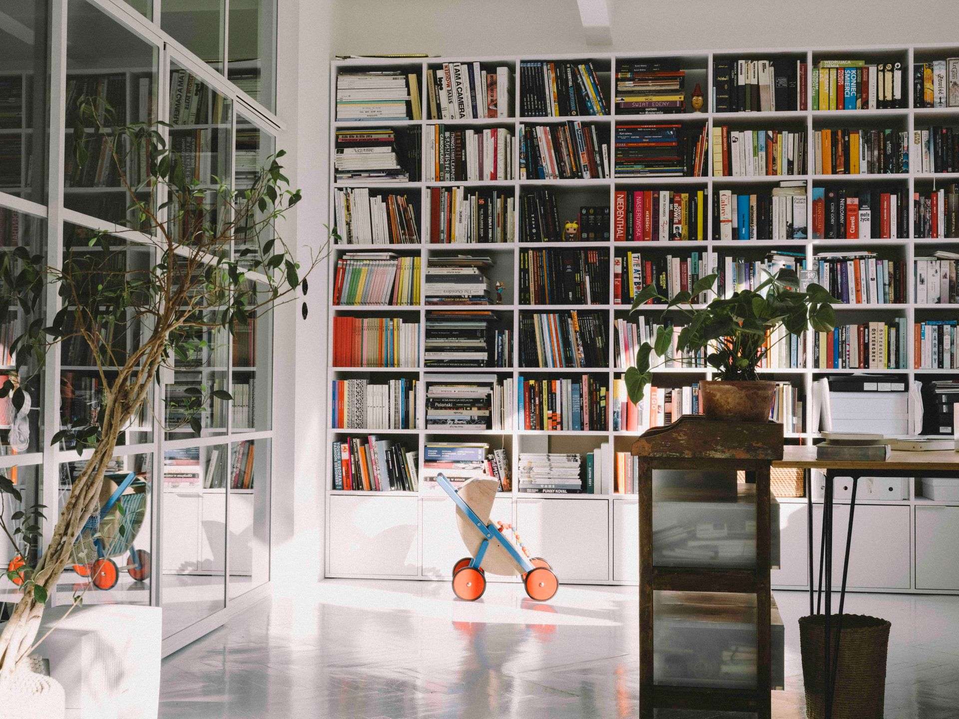 Z wizytą u fotografa Bartka Wieczorka i naczelnej „Zwykłego Życia” Marty Mach. Jak podróż po świecie