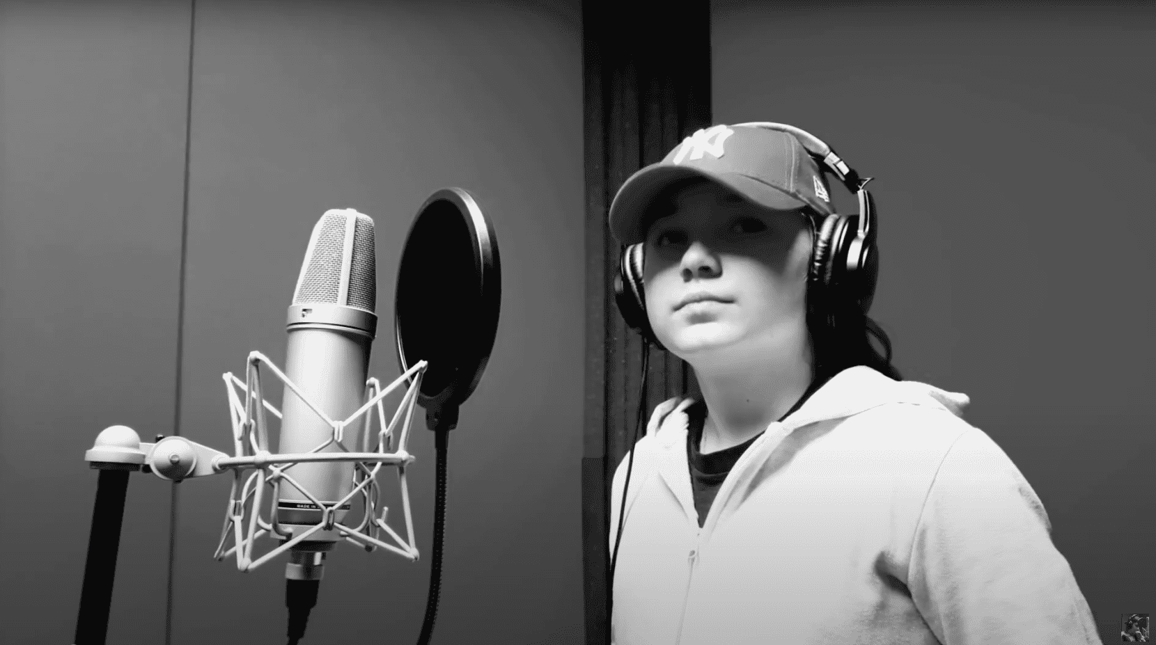 „Już minął rok, matoły". 9-letnia raperka dissuje polski rząd i krytykuje zdalne nauczanie