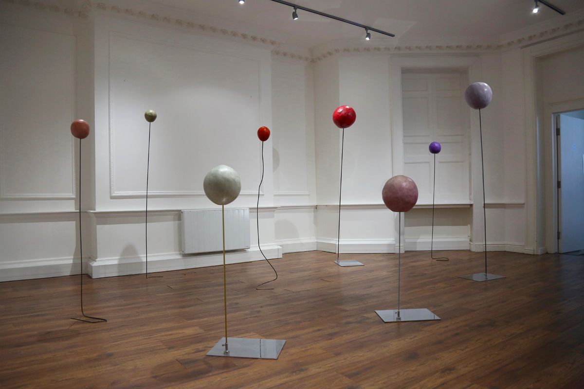 Polak zrobił wystawę z pandemicznych odpadów, które zebrał na londyńskich ulicach