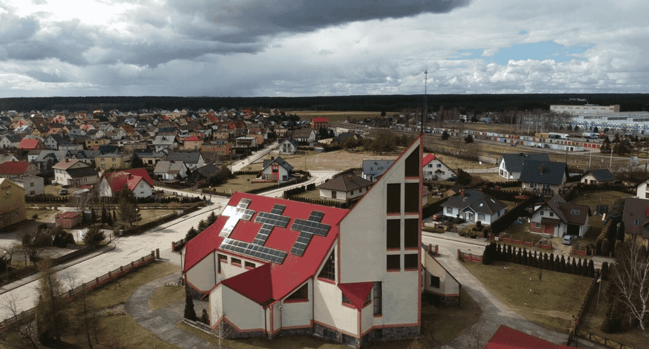 Dach polskiego kościoła ozdobiły „fotowoltaiczne krzyże”