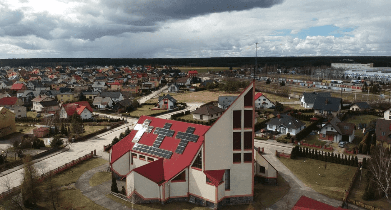 Dach polskiego kościoła ozdobiły „fotowoltaiczne krzyże”