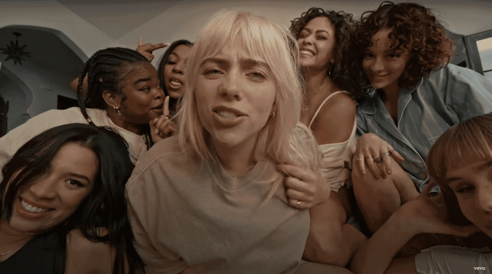 Jest nowy singiel promujący nadchodzący album Billie Eilish (a także dziewczęcość i siostrzeństwo)