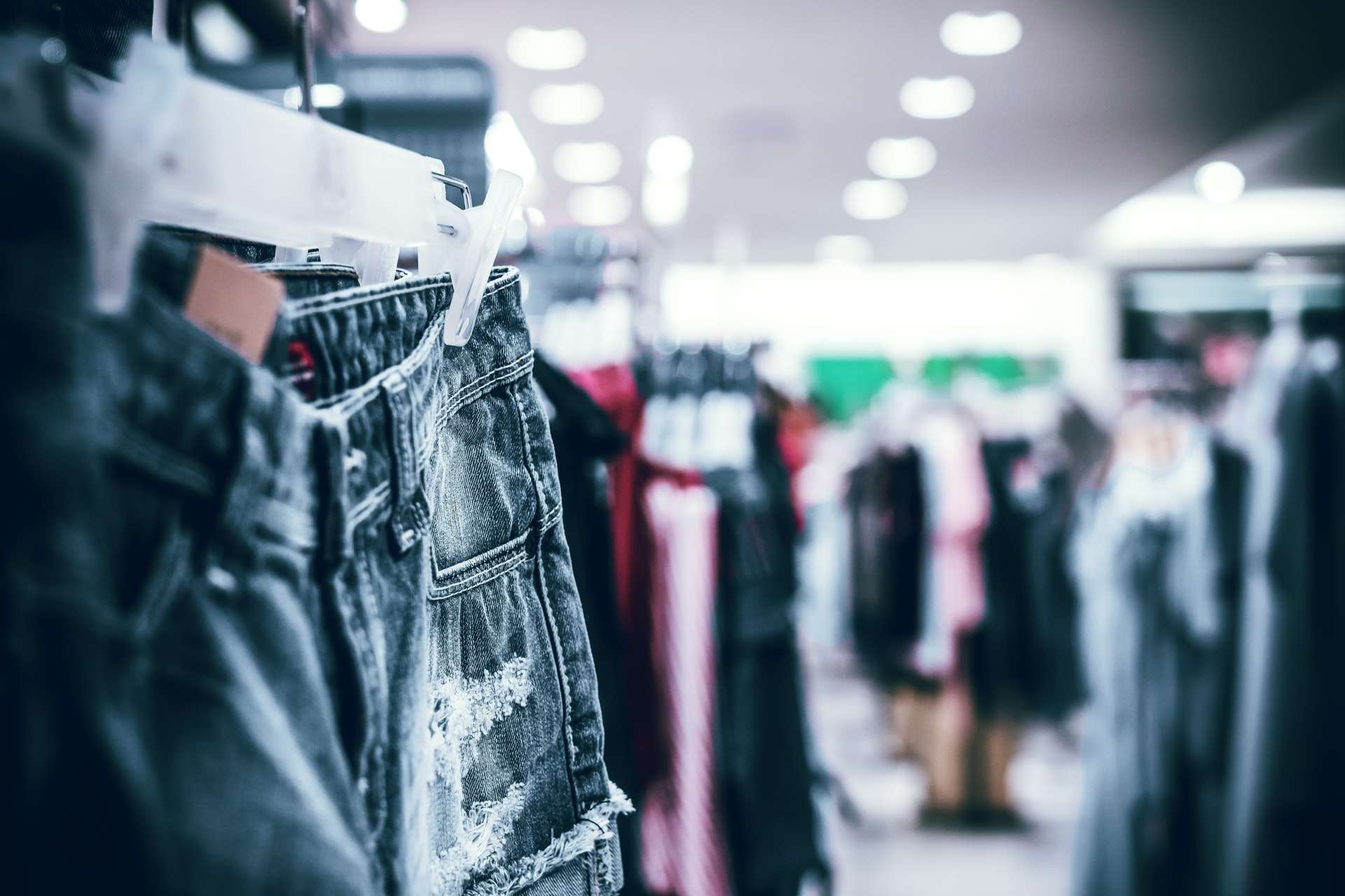 Prawie połowa ubrań fast fashion jest robiona z nowego plastiku. Potrzebne są zmiany, ale co z tym zrobić?